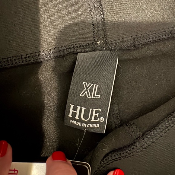 Hue Flatting Fit Tummy Control Faux Leather Shiny Cropped Flares NWT in Black - Picture 3 of 10